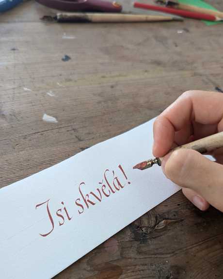 Nápis „Jsi skvělá!“ psaný perem